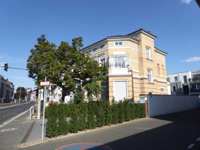 Gut geschnittene und helle 3 Zimmer Altbauwohnung mit Dachterrasse in der Weststadt