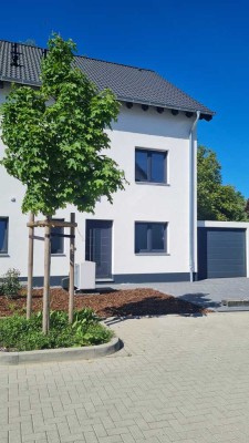 Breinig: Attraktive DHH (A+) im Erstbezug mit geh. Ausstattung, 5 Zimmer, 2. Bad, Südlage, Garage