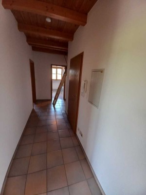 Geschmackvolle 3,5 Zimmer-DG-Wohnung mit Balkon in Hohenlinden