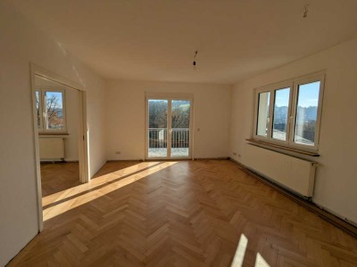 Lichtdurchflutete renovierte 4-Zimmer Altbauwohnung mit Balkon in Tübingen