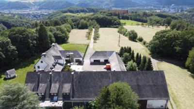 Vierkanthof in Alleinlage mit Panorama  Ausblick übers Rheintal ,Pferdehaltug,4 Wohnungen,Aus