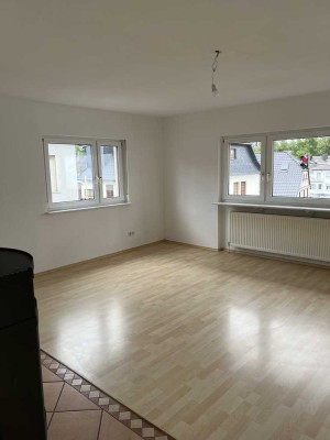 Renovierte Wohnung mit drei Zimmern, Kamin,  Balkon und EBK in Taunusstein