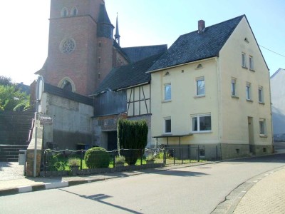 *EIN HAUS MIT POTENTIAL* Solides, teilrenoviertes Wohnhaus mit Außenanlage, Nebengebäude und Garage