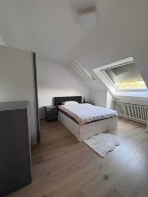 Lichtdurchflutete 2-Zimmer-Dachgeschosswohnung mit Skylineblick, Balkon & Top-Anbindung