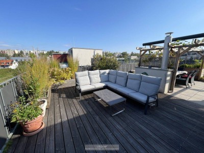 OBERLAA - DACHGESCHOSSWOHNUNG MIT TRAUMTERRASSE IN GRÜNRUHELAGE - MIETGARAGE - U-BAHN-NÄHE