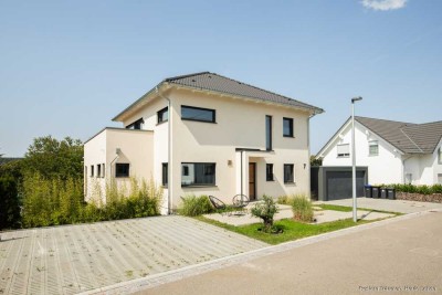 Exklusives Wohnerlebnis – Neubau mit Doppelgarage & Garten I in Rötenbach zu verkaufen