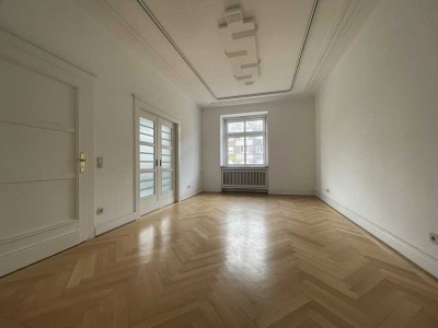 Großzügig und hell! 3,5 Zimmer Altbauwohnung mit Balkon in zentraler Wohnlage von Oberkassel.