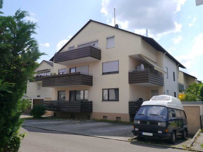 Vollständig renovierte Wohnung mit Einbauküche, Kfz-Stellplatz und 2 Kellerräumen