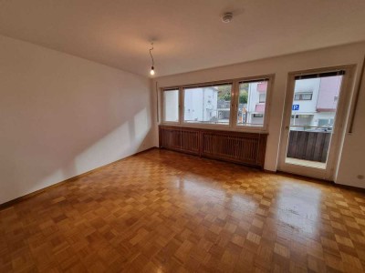 Helle 2,5-Zimmer-Wohnung mit zwei Balkonen und EBK