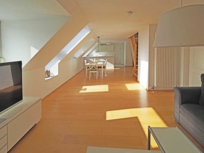 Schöne 4-Zimmer-Dachgeschosswohnung mit gehobener Innenausstattung mit Balkon und EBK in Neuburg