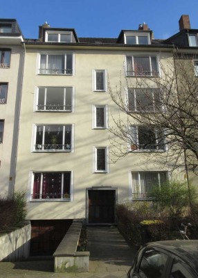 Einpersonenhaushalt, 2 Zimmer und Wohnküche mit Einbauküche, Diele, Bad, Balkon mit Abstellraum