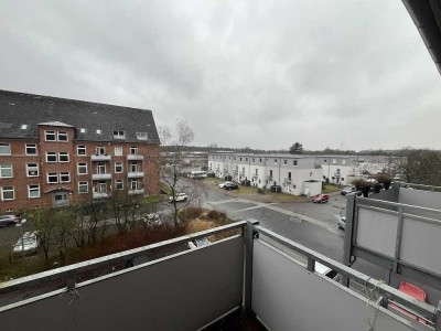 gepflegte 3 Zimmer-Wohnung mit modernem Duschbad, Wohnküche und Balkon