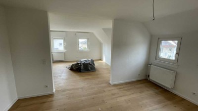 Ersteinzug nach umfangreicher Renovierung / Großzügige 2-Zimmer-Wohnung