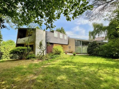 Architektonisch markante Villa in Bestlage: Schwimmhalle, Einliegerwohnung, parkähnliches Grundstück