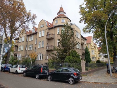 Großzügige 6-Zimmer Wohnung mit Balkon in Berlin-Dahlem