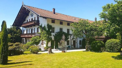 Historischer Hof mit Berg- und Seeblick: Ein Juwel im Chiemgau