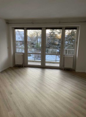 Helle 2-Zimmer-Wohnung mit Gäste-WC, Balkon und Blick ins Grüne in Pinneberg Quellental