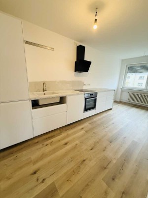 Erstbezug - teilmöblierte, helle 2.5 Zim Whg mit EBK & großem Balkon, im Grünen, super Anbindung