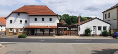 Haupthaus mit Gastro und Nebenhaus