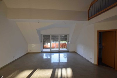 Hell und modern: 4-Zimmer Maisonette Wohnung