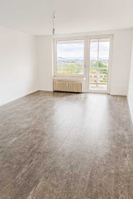Frisch renovierte 3-Zimmer-Wohnung mit großem Balkon, Weitblick & eigenem Parkplatz