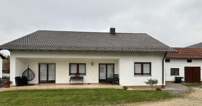 Einfamilienhaus mit Terrasse und Garten sowie Garage und Stellplatz in Berg im Gau