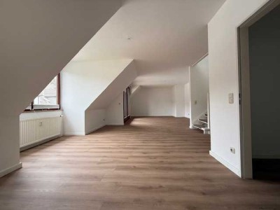 Geschmackvolle 3-Raum-DG-Wohnung mit gehobener Innenausstattung mit EBK in Hamburg Schnelsen