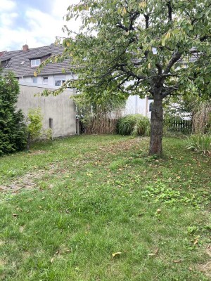 Sanierungsbedürftiges  Reihenhaus in ruhiger, guter Lage mit grossem Grundstück