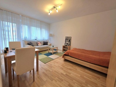 Teilsanierte Singlewohnung mit ruhigem Balkon!