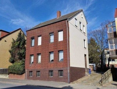 Zweifamilienhaus mit separatem Wohngebäude, 6 Garagen und schönem Gartengrundstück!