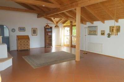 Geräumiges Wohnhaus in ruhiger Lage mit separatem Eingang zur Einliegerwohnung und großzügigem Garte