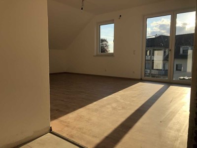 Neuwertige DG-Wohnung mit zweieinhalb Zimmern und Balkon in Abensberg