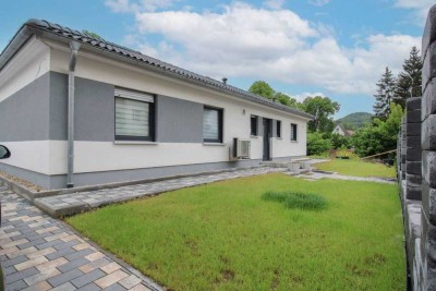 Wohnen auf einer Fläche: Gepflegter Bungalow mit Garten, Terrasse und Doppelgarage