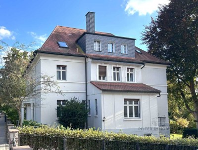Genug vom Einerlei? Hier wartet Ihr Altbau-Juwel: 4 Zimmer, 2 Balkone, Garage & Schlossparkblick