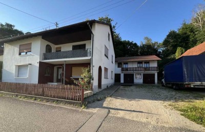 Vermietetes Wohnhaus mit mehreren Nebengebäuden auf knapp 2700m² Grund bei Rain!