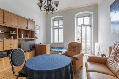 2-Zimmer-Altbau mit Südbalkon, Dielen und Stuck!