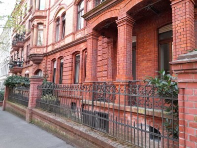 Altbau Charm im Westend mit moderner Küche und Schlafgalerie, ideal für Singels