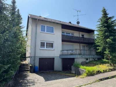 Großzügiges Zwei-/Dreifamilienhaus mit schönem Garten und 2 Garagen!