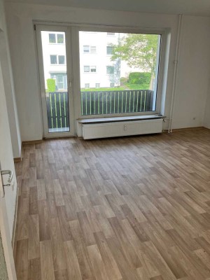 Helle 4-Zimmer Wohnung mit neuen Bodenbelägen und Balkon zu vermieten