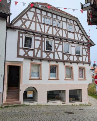 GERNSBACH: Denkmalgeschütztes Mehrfam.-Haus, Garagen, teilw. vermietet, teilw. Leerstand