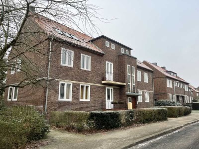 Rotes Feld: 3-Zimmer im Dachgeschoss mit Holzdielen und kleinem Balkon!