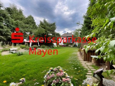 Seltenheit. Fast-Alleinlage. 2-Familienhaus. Großes Areal. Gewerbegebiet.