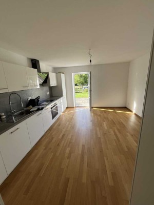 * Icking * 4 Zimmer * Küche mit EBK * Bad mit Wanne * sep. WC * großer Garten