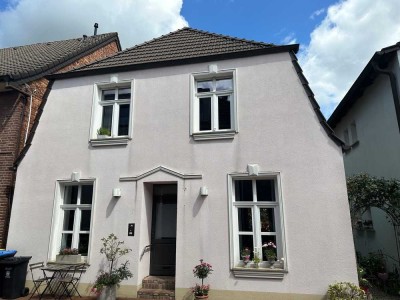 Historisches Stadthaus mit zwei Wohnungen im modernen Landhausstil und einem romantischen Innenhof!