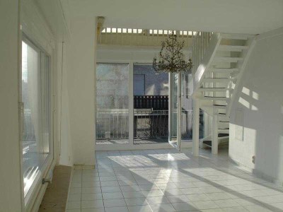 Helle Maisonette-Wohnung mit 3 Zimmern sowie Balkon und Ebk in Flör