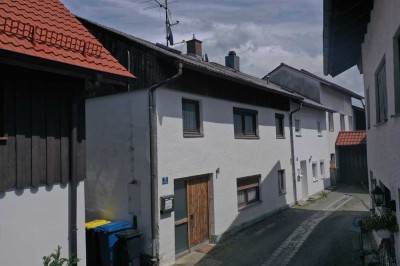 Ruhig gelegenes Einfamilienhaus (Eckhaus) in zentraler Lage vollmöbliert in Gangkofen zu verkaufen.