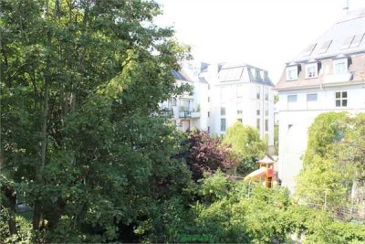 Saniert und renoviert, stylisch + modern möbliert, 4-Z-Wohnung mit Balkon- Blick in den Garten