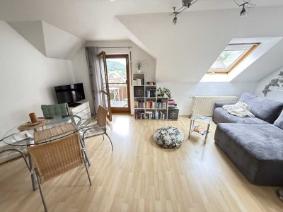 ATTRAKTIVE
2 ½-ZIMMER-DACHWOHNUNG
MIT BALKON UND PKW-STELLPLATZ