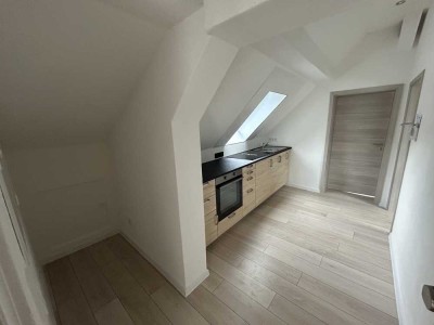 Erstbezug nach Sanierung mit Einbauküche: 2-Zimmer-Dachgeschosswohnung