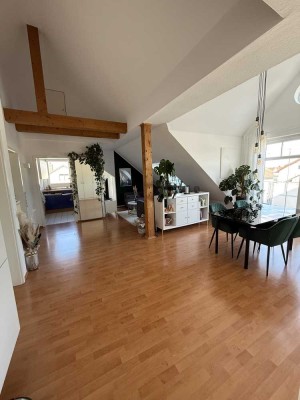 Lichtdurchflutete Dachgeschosswohnung mit Balkon